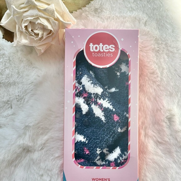 New with tags TOTES TOASTIES Women’s SLIPPER SOCKS with Anti Slip Gel on bottom - Picture 2 of 3